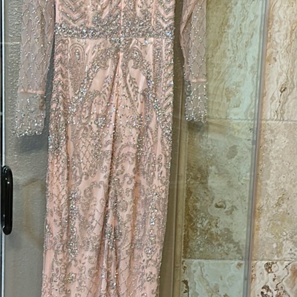 I’m selling a dress color pink gold size 6 
Brand LARA